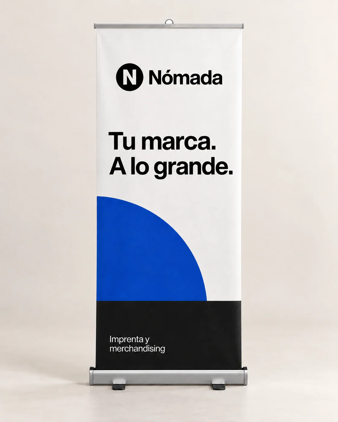 Ejemplo de roll-up plata con gráfica azul Nómada